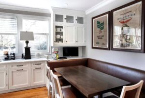 Угловая кухня с обеденной зоной